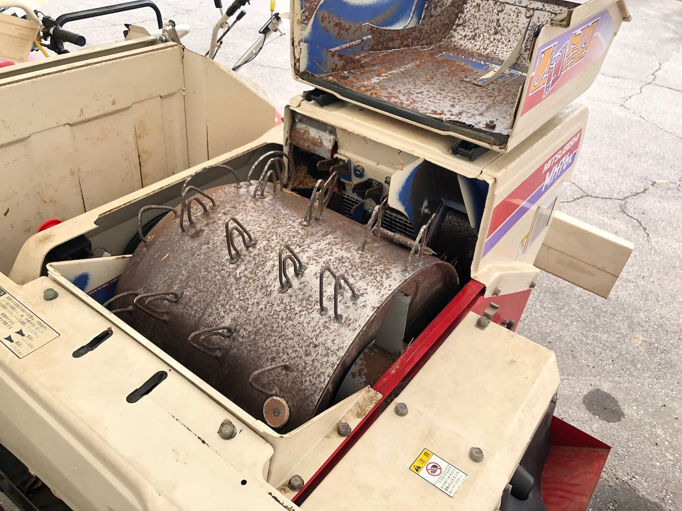 【整備待ち】三菱農機 ハーベスター MH76K 機体寸法:長2,085×幅1,200×高さ1,280 mm(格納時) 機体重量約326 kg エンジン:空冷4サイクルOHVガソリンエンジン
