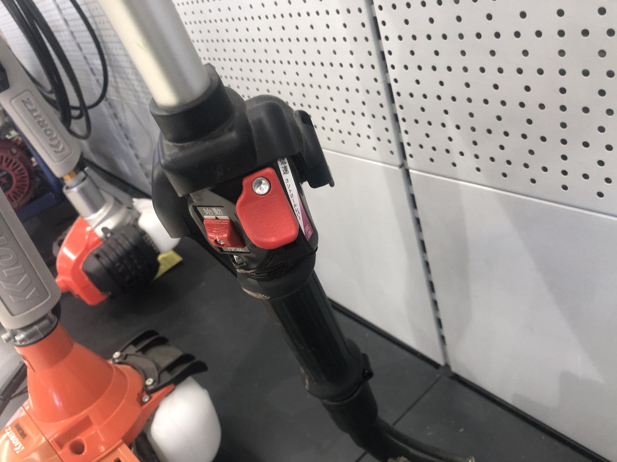 【整備待ち】新ダイワ 刈払機 RK3026 寸法（長さ×幅×高さ）（mm）:2,903×300×362 本体乾燥質量(kg)7.7 排気量（cm3）:25.4