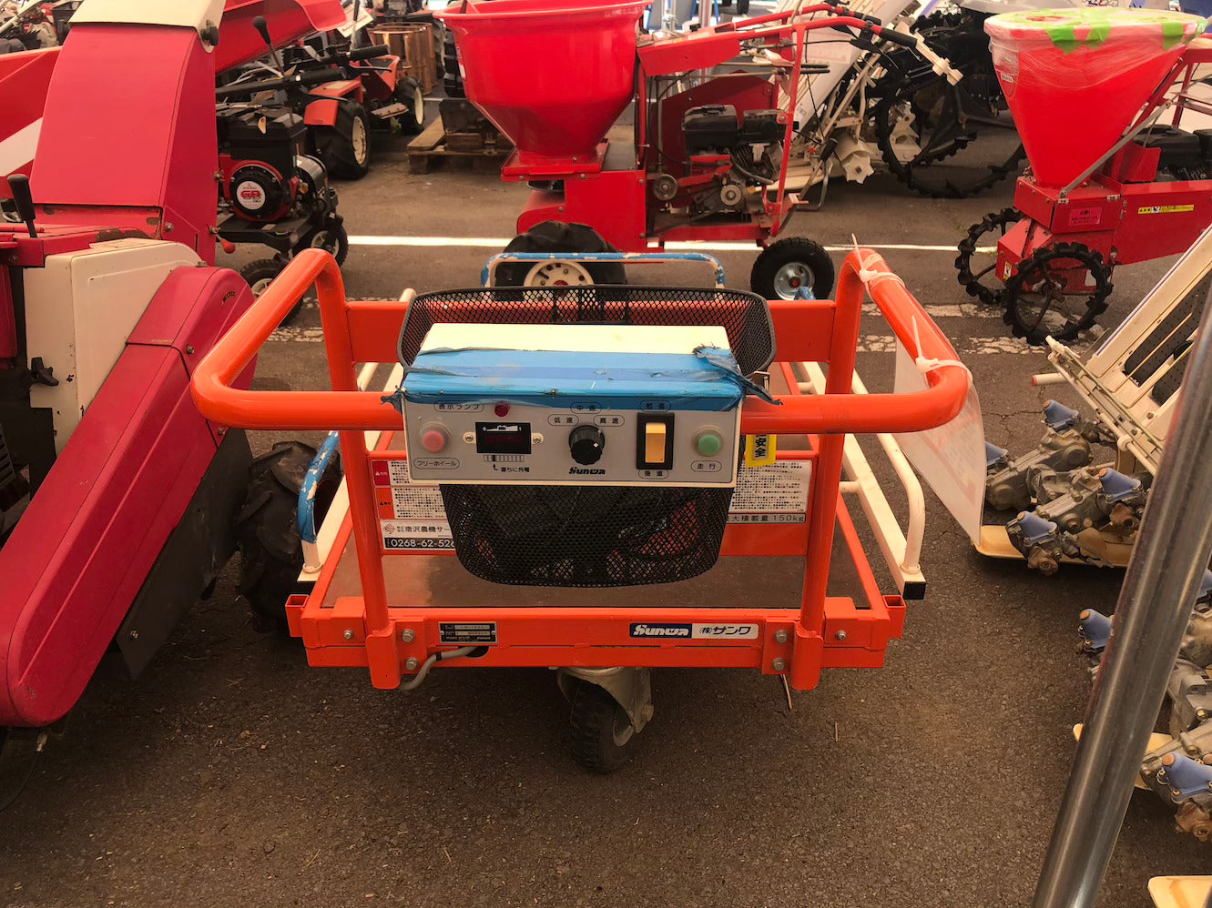 【整備待ち】サンワ 運搬車 3W-1503 車体寸法(全長×全幅×全高mm)1,580×806×906 荷台寸法(長さ×幅mm)1,100～1,300×750～950 最大作業能力150kg