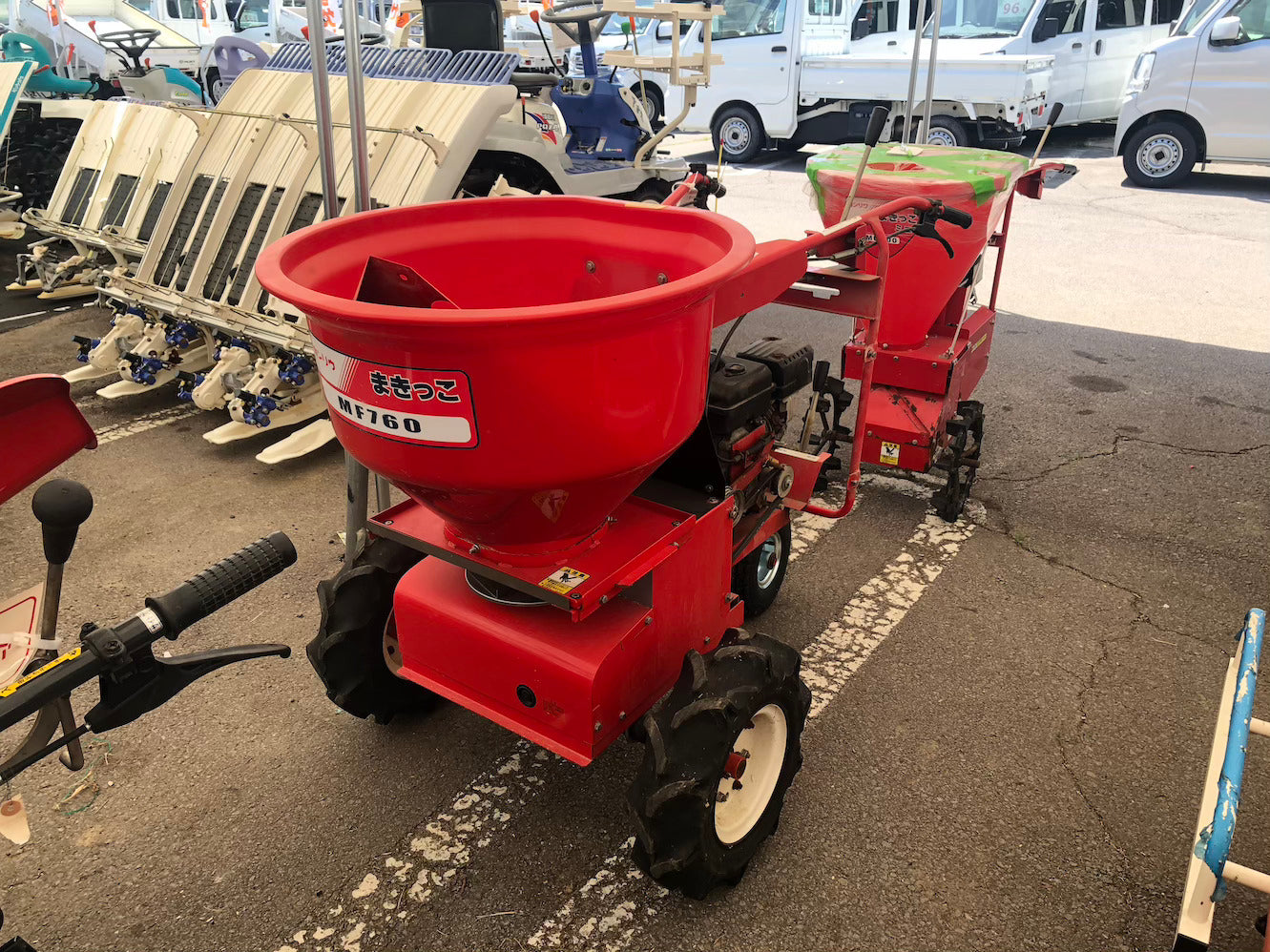 【整備待ち】肥料散布機 カンリウ MF760 機体寸法135×74×94/74kg タンク容量70L 走行ミッション前進1段/後進1段