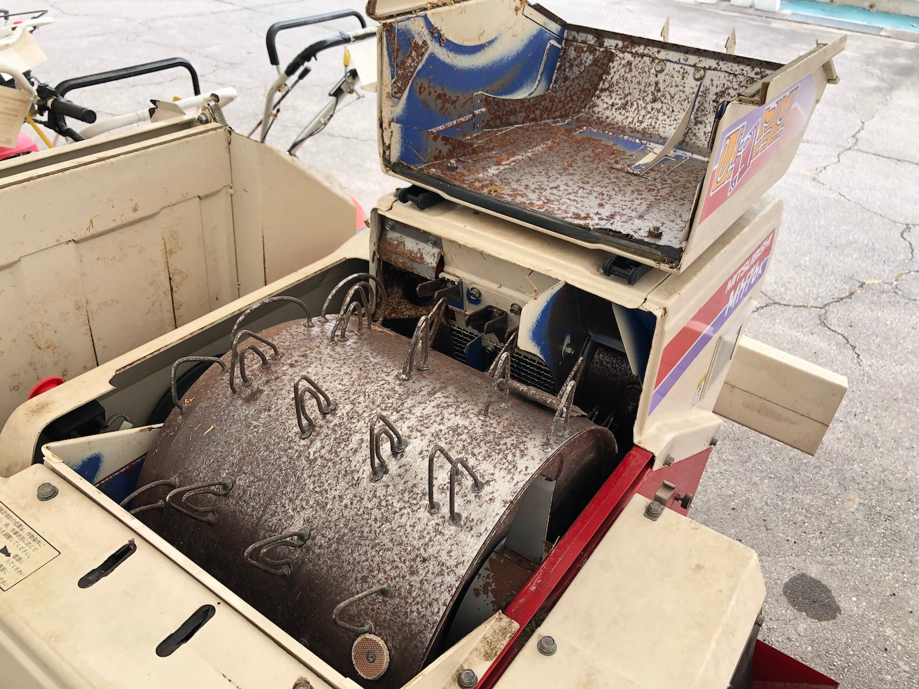 【整備待ち】三菱農機 ハーベスター MH76K 機体寸法:長2,085×幅1,200×高さ1,280 mm（格納時） 機体重量約326 kg エンジン:空冷4サイクルOHVガソリンエンジン